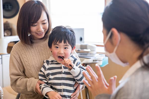 子供が指導を受けている写真